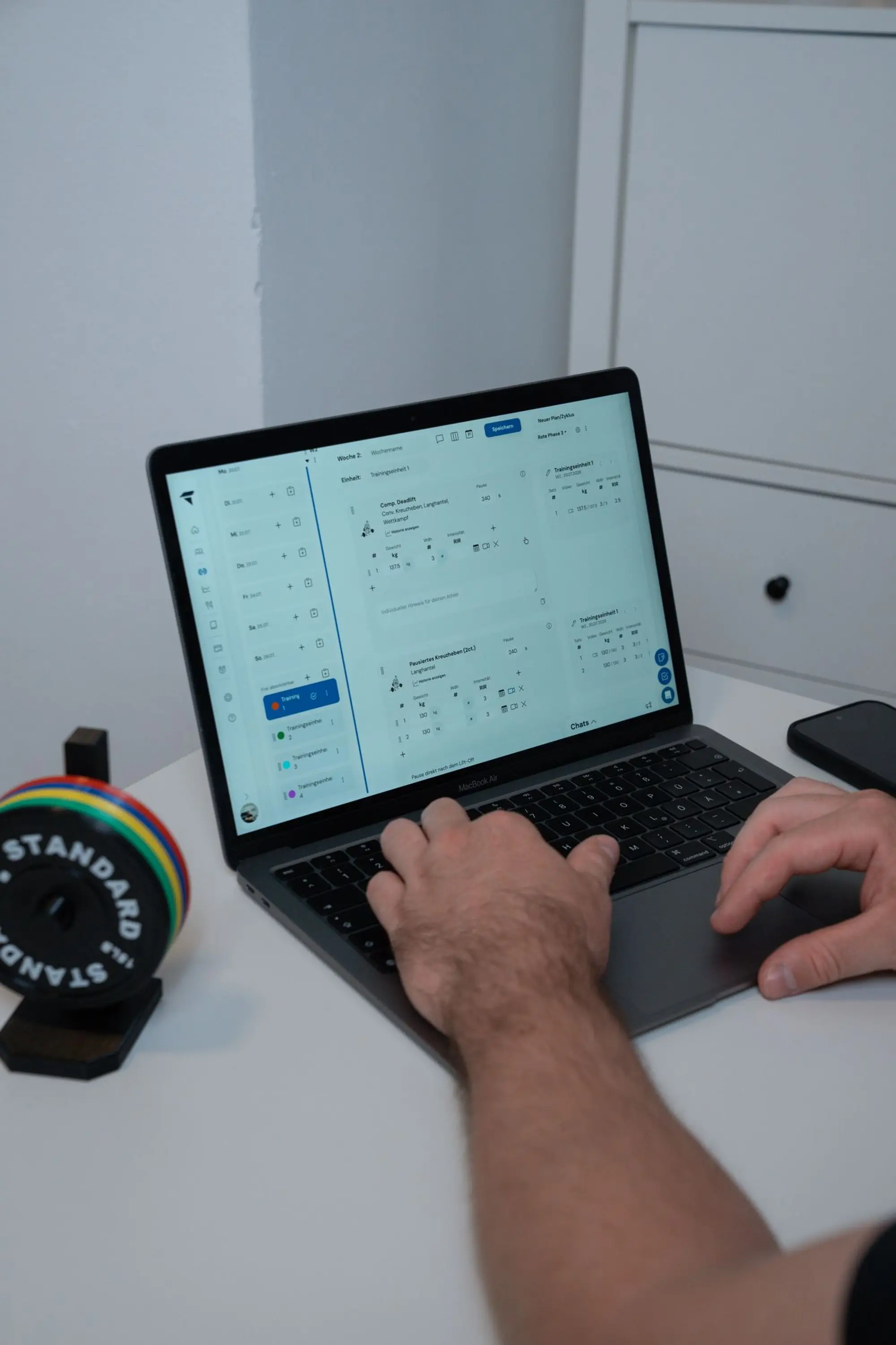 Trainingsplanung in der Coaching-App am Laptop