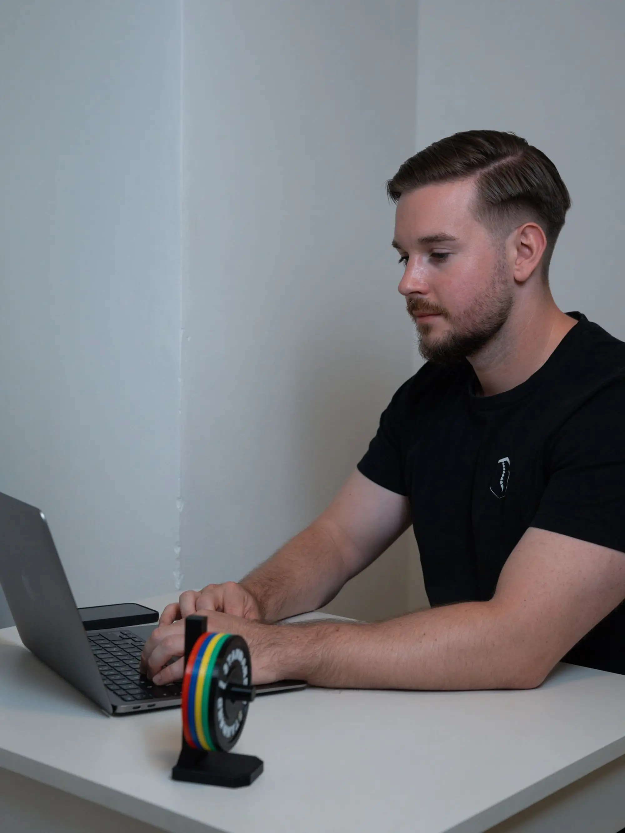 Florian Bader plant Trainingspläne am Laptop