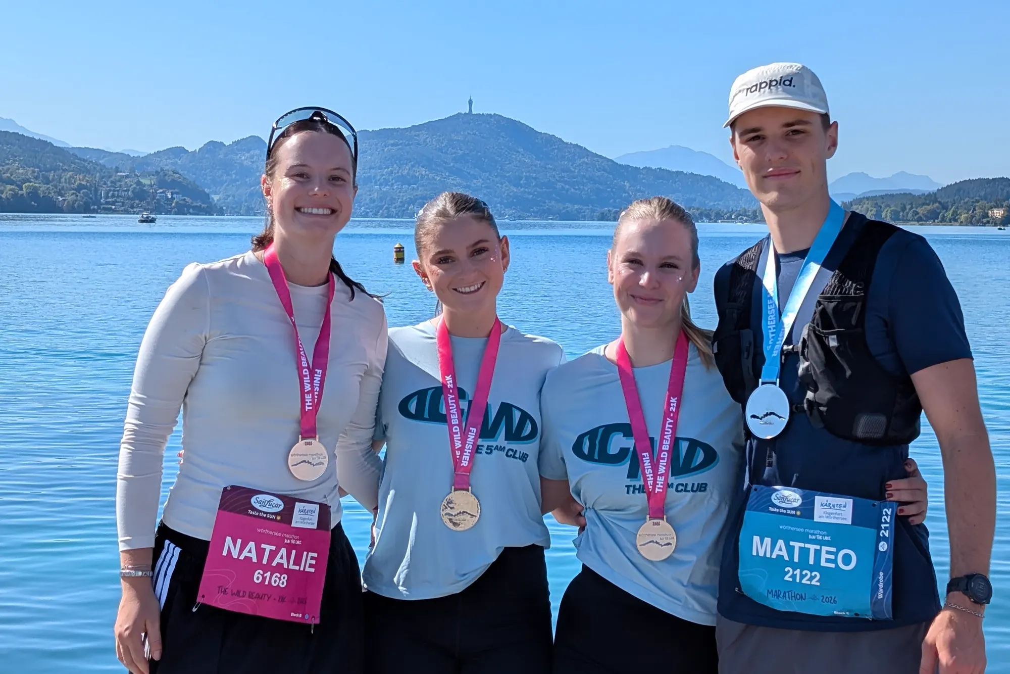 Läuferinnen und Läufer mit Finisher-Medaillen nach dem Wörthersee-Marathon