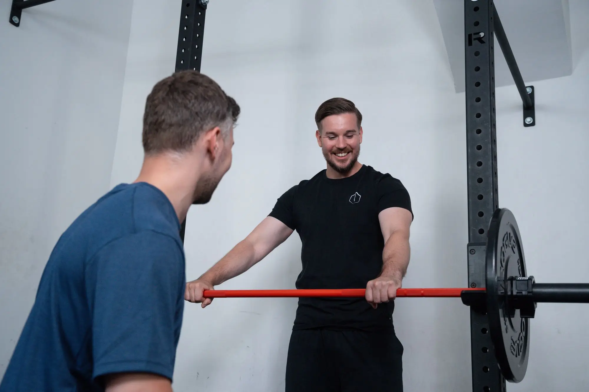 Florian Bader erklärt die Stangenposition im Personal Training